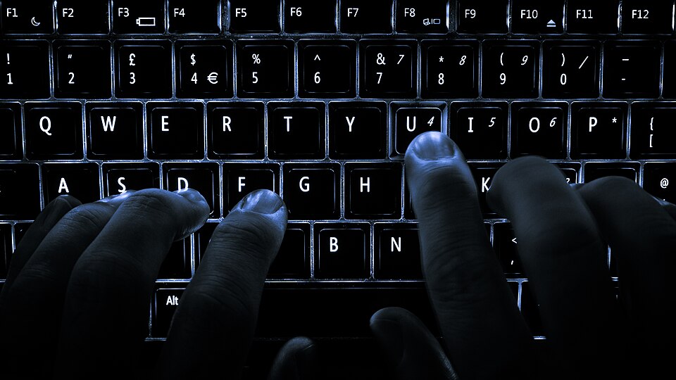 Teclado de computador con iluminación en sus teclas.