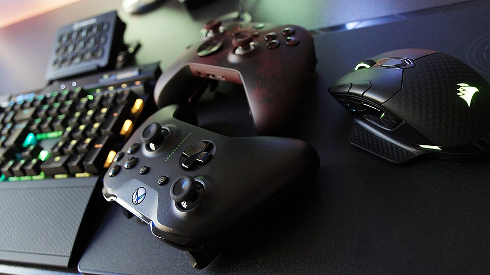 Controles de juego junto a un teclado y ratón para PC.